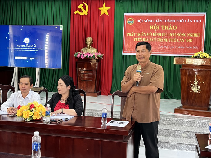 Ông Lý Văn Bon (chủ bè cá Bảy Bon ở Cồn Sơn, phường Bùi Hữu Nghĩa, quận Bình Thủy, thành phố Cần Thơ) chia sẻ kinh nghiệm thành công với mô hình nuôi cá lồng bè kết hợp du lịch. Ảnh: Ánh Tuyết - TTXVN Phát triển mô hình du lịch nông nghiệp giúp nông dân nâng cao thu nhập ở Cần Thơ ảnh 3