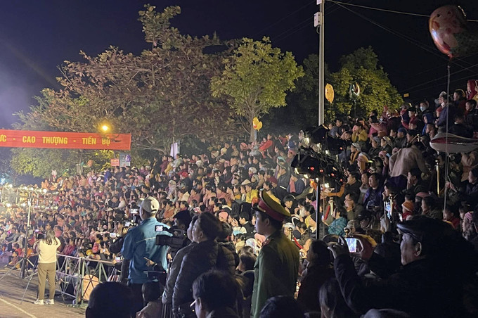 Hàng ngàn người dân thuộc các cộng đồng dân tộc trên địa bàn tỉnh Điện Biên và các tỉnh lân cận đã về dự buổi lễ khai mạc Lễ hội đua thuyền đuôi én lần VIII, năm 2023. Ảnh: TTXVN phát Khai mạc Lễ hội đua thuyền đuôi én năm 2023 tại Mường Lay ảnh 5