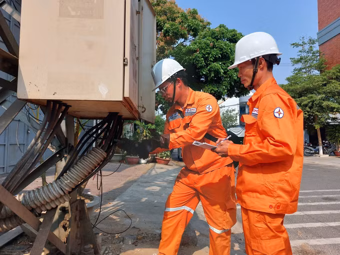 EVN đồng tình phương án điều chỉnh giá điện 3 tháng/lần ảnh 1
