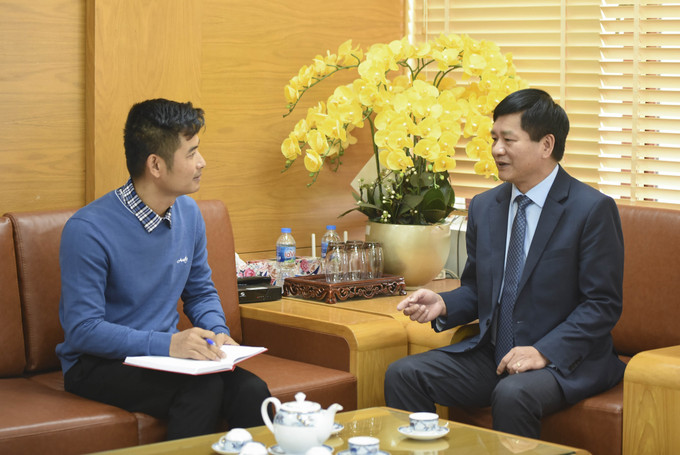 Phóng viên TTXVN phỏng vấn Chủ tịch UBND tỉnh Điện Biên Lê Thành Đô. Ảnh: Xuân Tư – TTXVN Xây dựng Điện Biên trở thành trung tâm du lịch của vùng Trung du miền núi phía Bắc ảnh 1
