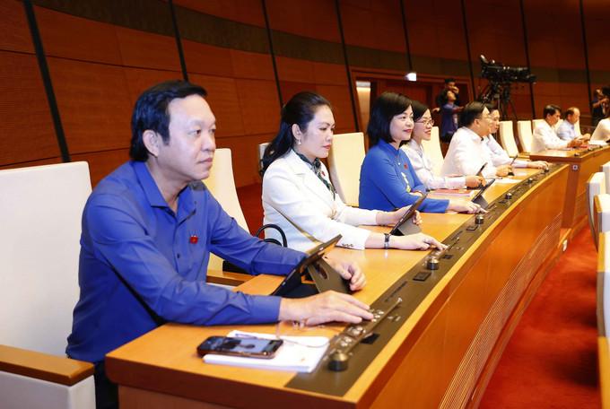 Đại biểu Quốc hội tỉnh Tiền Giang biểu quyết thông qua Luật Tài nguyên nước (sửa đổi). Ảnh: Doãn Tấn - TTXVN Quốc hội thông qua Luật Tài nguyên nước (sửa đổi) ảnh 2