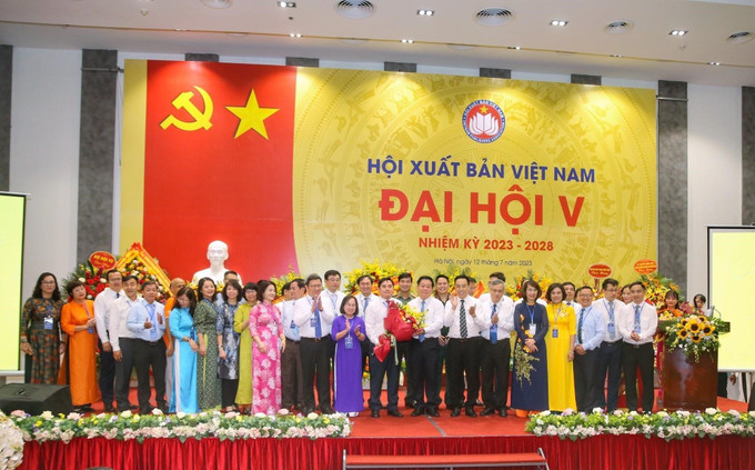 Trưởng Ban Tuyên giáo Trung ương Nguyễn Trọng Nghĩa cùng Ban Chấp hành Hội Xuất bản Việt Nam khoá V, nhiệm kỳ 2023-2028. Ảnh: Tuấn Đức - TTXVN Bí thư Trung ương Đảng Nguyễn Trọng Nghĩa: Xây dựng ngành Xuất bản thành một ngành kinh tế - công nghệ phát triển toàn diện, vững chắc ảnh 6