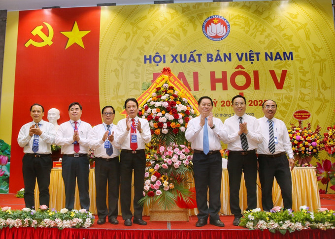 Trưởng Ban Tuyên giáo Trung ương Nguyễn Trọng Nghĩa tặng hoa chúc mừng Đại hội V Hội Xuất bản Việt Nam. Ảnh: Tuấn Đức - TTXVN Bí thư Trung ương Đảng Nguyễn Trọng Nghĩa: Xây dựng ngành Xuất bản thành một ngành kinh tế - công nghệ phát triển toàn diện, vững chắc ảnh 2