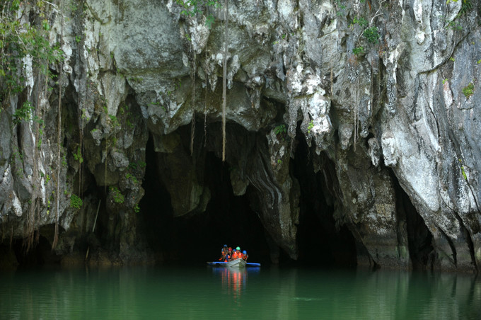 Khách du lịch tham quan Công viên quốc gia Sông ngầm Puerto Princesa trên đảo Palawan của Philippines. Ảnh: AFP/TTXVN Đảo Palawan của Philippines được AI chọn là “đảo đẹp nhất thế giới” ảnh 3
