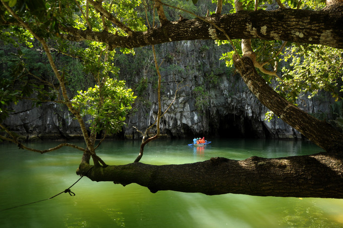 Khách du lịch tham quan dòng sông dưới lòng đất tại Công viên quốc gia Sông ngầm Puerto Princesa trên đảo Palawan của Philippines. Ảnh: AFP/TTXVN Đảo Palawan của Philippines được AI chọn là “đảo đẹp nhất thế giới” ảnh 2