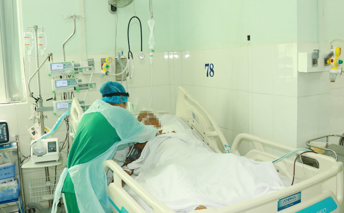 Nhân viên y tế chăm sóc bệnh nhân COVID-19 tại Khoa Bệnh Nhiệt đới, Bệnh viện Chợ Rẫy Thành phố Hồ Chí Minh. Ảnh: Đinh Hằng - TTXVN Bộ Y tế đề xuất công bố hết dịch COVID-19 thuộc nhóm A ảnh 1