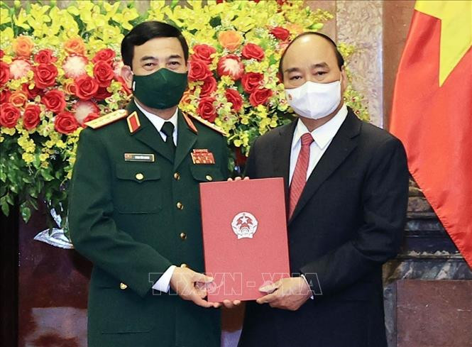 Chủ tịch nước Nguyễn Xuân Phúc, Chủ tịch Hội đồng Quốc phòng và An ninh, Thống lĩnh các lực lượng vũ trang nhân dân trao Quyết định thăng quân hàm từ Thượng tướng lên Đại tướng cho đồng chí Phan Văn Giang, Ủy viên Bộ Chính trị, Phó Bí thư Quân ủy Trung ương, Bộ trưởng Bộ Quốc phòng. Ảnh: Thống Nhất – TTXVN Trao quyết định thăng quân hàm Đại tướng cho Bộ trưởng Quốc phòng Phan Văn Giang ảnh 3