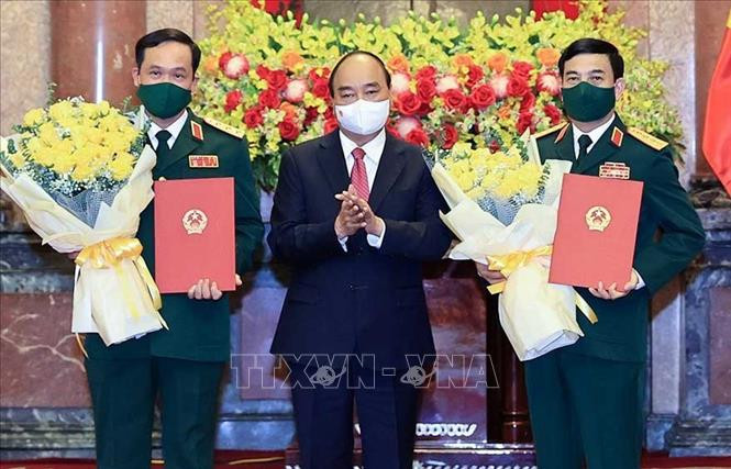 Chủ tịch nước Nguyễn Xuân Phúc trao Quyết định thăng quân hàm cho Bộ trưởng Bộ Quốc phòng Phan Văn Giang và Thứ trưởng Bộ Quốc phòng Vũ Hải Sản. Ảnh: Thống Nhất – TTXVN Trao quyết định thăng quân hàm Đại tướng cho Bộ trưởng Quốc phòng Phan Văn Giang ảnh 1