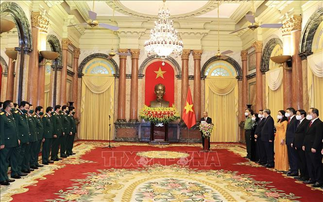 Chủ tịch nước Nguyễn Xuân Phúc phát biểu tại buổi trao quyết định. Ảnh: Thống Nhất – TTXVN Trao quyết định thăng quân hàm Đại tướng cho Bộ trưởng Quốc phòng Phan Văn Giang ảnh 2