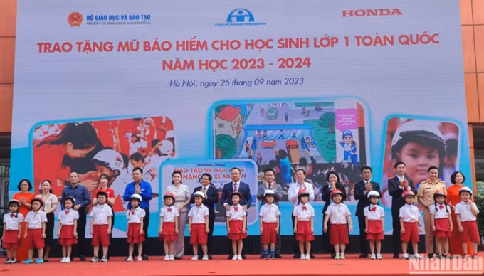Khởi động chương trình tặng mũ bảo hiểm cho học sinh lớp 1 toàn quốc năm học 2023 - 2024 ảnh 1