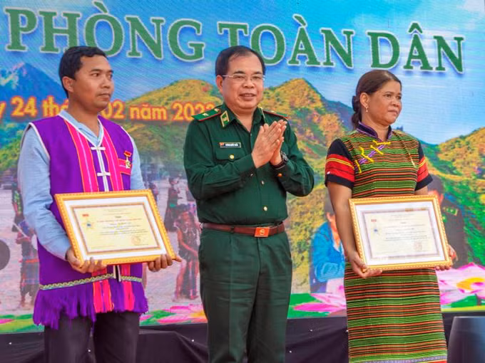 Xây vững "thế trận lòng dân" ở khu vực biên giới ảnh 1