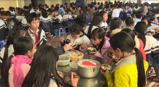 Bữa ăn trưa của học sinh Trường Phổ thông Dân tộc bán trú Tiểu học Dào San. Ảnh: TTXVN phát Lai Châu chủ động phòng, chống rét cho học sinh ảnh 2