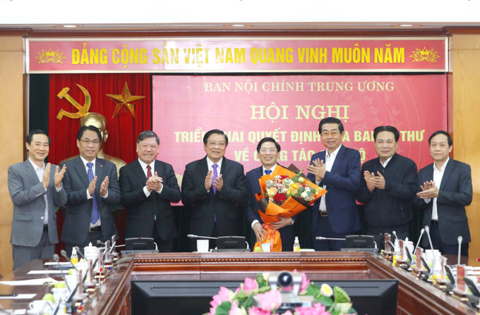 Lãnh đạo các ban đảng chúc mừng Phó Trưởng Ban Nội chính Trung ương Đặng Văn Dũng. Ảnh: Phương Hoa - TTXVN Trao quyết định bổ nhiệm ông Đặng Văn Dũng giữ chức Phó Trưởng Ban Nội chính Trung ương ảnh 3
