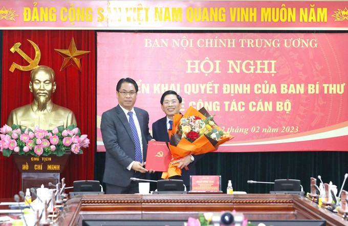 Đồng chí Phan Thăng An, Phó Trưởng Ban Tổ chức Trung ương trao Quyết định bổ nhiệm Phó Trưởng Ban Nội chính Trung ương cho đồng chí Đặng Văn Dũng. Ảnh: Phương Hoa - TTXVN Trao quyết định bổ nhiệm ông Đặng Văn Dũng giữ chức Phó Trưởng Ban Nội chính Trung ương ảnh 2
