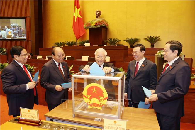 Tổng Bí thư Nguyễn Phú Trọng và các đồng chí lãnh đạo Đảng, Nhà nước bỏ phiếu phê chuẩn danh sách Phó Chủ tịch và một số Ủy viên Hội đồng Quốc phòng và An ninh. Ảnh: Trí Dũng - TTXVN Kỳ họp thứ 11, Quốc hội khóa XIV: Phê chuẩn danh sách Phó Chủ tịch và một số Ủy viên Hội đồng Quốc phòng và An ninh ảnh 1