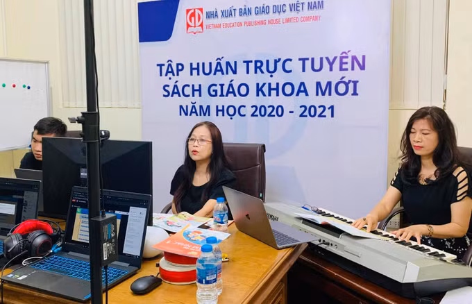 NXBGD Việt Nam hoàn thành việc bồi dưỡng giáo viên sử dụng SGK lớp 1 và chuẩn bị đủ SGK cho năm học mới ảnh 1