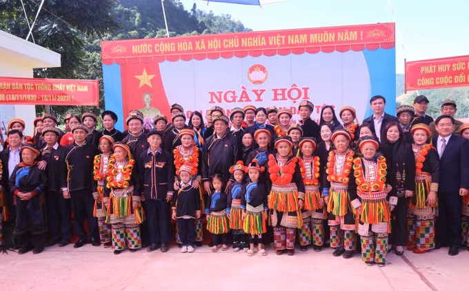 Phó Chủ tịch Quốc hội Trần Quang Phương dự Ngày hội Đại đoàn kết toàn dân tộc tại Bắc Kạn ảnh 1