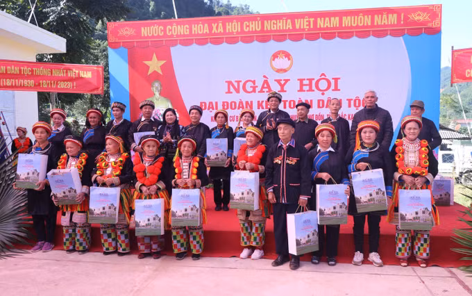 Phó Chủ tịch Quốc hội Trần Quang Phương dự Ngày hội Đại đoàn kết toàn dân tộc tại Bắc Kạn ảnh 6