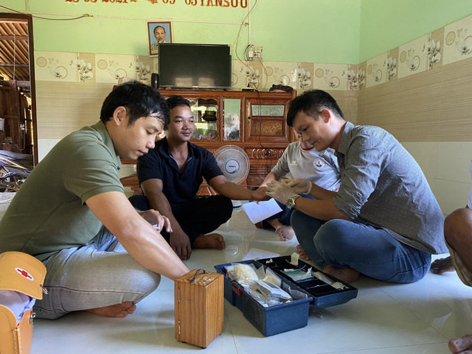 Sốt rét là 1 trong 8 bệnh mà Bộ Y tế đề xuất vào Danh mục bệnh truyền nhiễm nhóm B được ưu tiên bố trí ngân sách cho hoạt động khám bệnh, chữa bệnh. Trong ảnh: Cán bộ y tế tiến hành lấy mẫu, xét nghiệm để phát hiện các ca mắc sốt rét tại xã Khánh Thượng (huyện Khánh Vĩnh, tỉnh Khánh Hòa). Ảnh: TTXVN phát Bộ Y tế đề xuất 8 bệnh truyền nhiễm nhóm B được ưu tiên bố trí ngân sách khám chữa bệnh ảnh 1