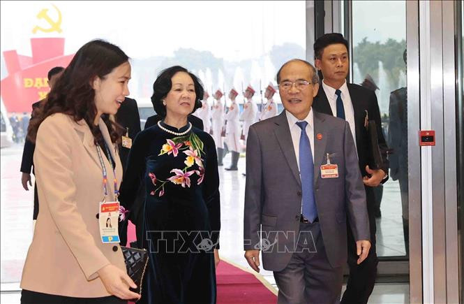 Nguyên Chủ tịch Quốc hội Nguyễn Sinh Hùng và đồng chí Trương Thị Mai, Ủy viên Bộ Chính trị, Bí thư Trung ương Đảng, Trưởng ban Dân vận Trung ương đến dự phiên khai mạc Đại hội. Ảnh: TTXVN Khai mạc trọng thể Đại hội đại biểu toàn quốc lần thứ XIII Đảng Cộng sản Việt Nam ảnh 6