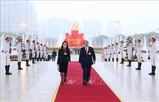Ủy viên Bộ Chính trị, Thủ tướng Chính phủ Nguyễn Xuân Phúc đến dự Đại hội XIII của Đảng. Ảnh: TTXVN Một số hình ảnh trước giờ khai mạc Đại hội đại biểu toàn quốc lần thứ XIII của Đảng ảnh 8