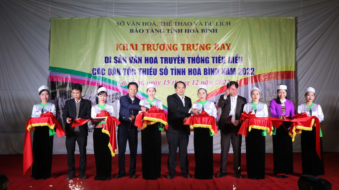 Cắt băng khai Trương trưng bày chuyên đề Di sản văn hoá truyền thống tiêu biểu các dân tộc thiểu số tỉnh Hoà Bình năm 2022. Ảnh: Thanh Hải - TTXVN Trưng bày chuyên đề Di sản văn hóa truyền thống tiêu biểu các dân tộc thiểu số tỉnh Hòa Bình ảnh 1