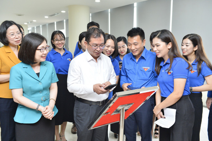 Phó Tổng Giám đốc Thông tấn xã Việt Nam Nguyễn Tuấn Hùng xem thông tin giới thiệu các khu di tích của TTXVN được tích hợp sẵn trong mã QR. Ảnh: Minh Đức – TTXVN Công trình thanh niên “Chuyển đổi số trong giới thiệu các Khu Di tích của TTXVN” ảnh 3
