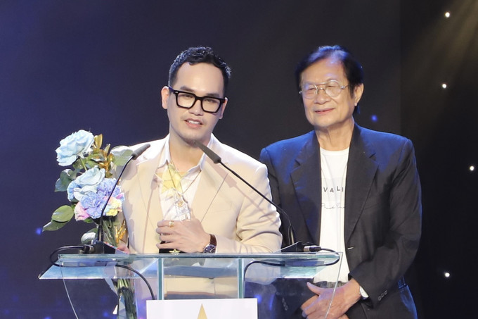 Nhạc sỹ Khắc Hưng (trái) nhận giải “Nhạc sỹ của năm”. Ảnh: Hồng Giang - TTXVN Vinh danh các nghệ sĩ, cầu thủ tại Giải thưởng Cống hiến 2023 ảnh 4