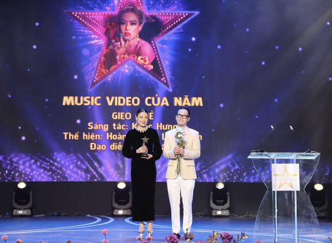 Nữ ca sỹ Hoàng Thùy Linh nhận giải “Music video của năm”. Ảnh: Hồng Giang - TTXVN Vinh danh các nghệ sĩ, cầu thủ tại Giải thưởng Cống hiến 2023 ảnh 5