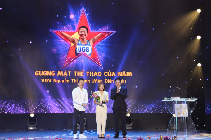 Vận động viên điền kinh Nguyễn Thị Oanh nhận giải “Gương mặt thể thao của năm”. Ảnh: Hồng Giang - TTXVN Vinh danh các nghệ sĩ, cầu thủ tại Giải thưởng Cống hiến 2023 ảnh 8