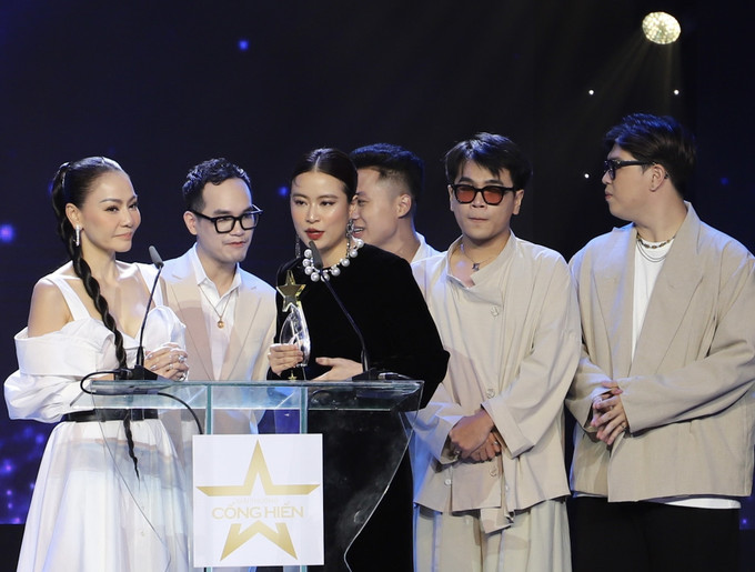 Nữ ca sỹ Hoàng Thùy Linh (váy đen) nhận giải “Album của năm”. Ảnh: Hồng Giang - TTXVN Vinh danh các nghệ sĩ, cầu thủ tại Giải thưởng Cống hiến 2023 ảnh 6