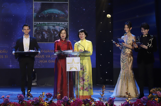 Tổng Giám đốc Thông tấn xã Việt Nam Vũ Việt Trang (áo dài đỏ) trao giải “Chiến tích thể thao của năm”. Ảnh: Hồng Giang - TTXVN Vinh danh các nghệ sĩ, cầu thủ tại Giải thưởng Cống hiến 2023 ảnh 1