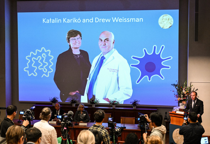 Hội đồng Nobel tại Viện Karolinska công bố giải Nobel 2023 Y Sinh thuộc về nhà khoa học người Hungary Katalin Kariko (trái, trên màn hình) và nhà khoa học người Mỹ Drew Weissman (phải, trên màn hình), tại Stockholm, Thụy Điển, ngày 2/10/2023. Ảnh: AFP/TTXVN Giải Nobel Y Sinh 2023 khẳng định giá trị của công nghệ mRNA ảnh 1