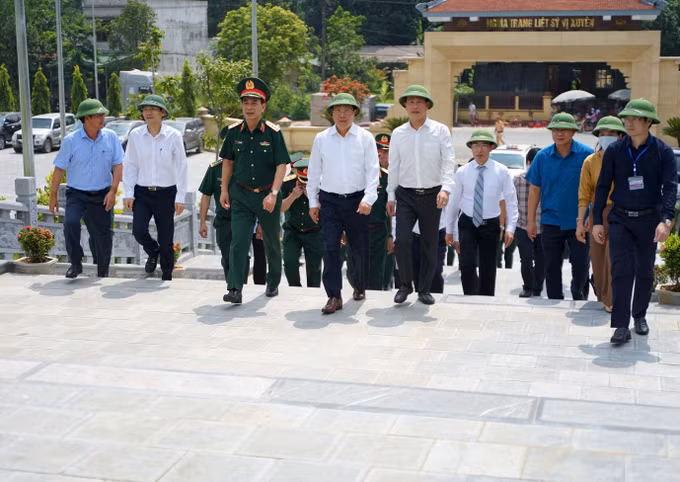 Phó Thủ tướng Thường trực Phạm Bình Minh dâng hương tại Nghĩa trang Liệt sỹ Quốc gia Vị Xuyên ảnh 4