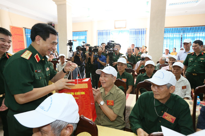 Đại tướng Phan Văn Giang, Bộ trưởng Bộ Quốc phòng tặng quà cho các đồng chí thương binh, bệnh binh, người có công với cách mạng đang điều dưỡng tại Trung tâm Điều dưỡng người có công tỉnh Thái Nguyên. Ảnh: Minh Tuấn - TTXVN phát Bộ trưởng Bộ Quốc phòng Phan Văn Giang dâng hương tại Khu Di tích lịch sử Quốc gia 27-7 ảnh 2