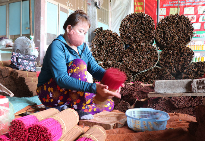 Sản xuất nhang quế tại Công ty TNHH hương quế Trà Bồng. Ảnh: Phạm Cường-TTXVN Nhân rộng, phát triển sản phẩm dược liệu OCOP ở Quảng Ngãi ảnh 5