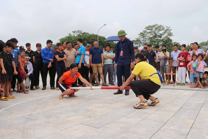 Thi đẩy gậy tại “Tết độc lập” gắn với Lễ hội Tân Trào năm 2023. Ảnh: Vũ Quang - TTXVN Tuyên Quang tổ chức Tết độc lập gắn với Lễ hội Tân Trào năm 2023 ảnh 3
