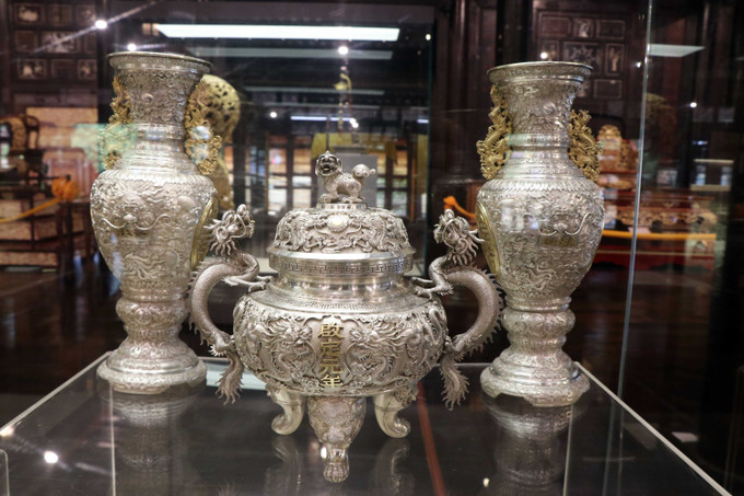 Đỉnh bạc niên hiệu Khải Định thứ 1, năm 1916. Ảnh: Đỗ Trưởng - TTXVN Phát huy không gian trưng bày cổ vật Cung đình Huế ảnh 5