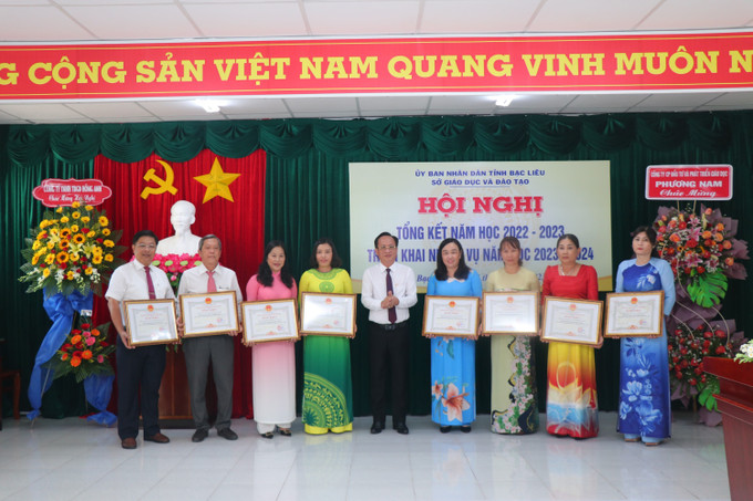 Chủ tịch UBND tỉnh Bạc Liêu Phạm Văn Thiều tặng Bằng khen cho các đơn vị có thành tích xuất sắc trong phong trào thi đua năm học 2022-2023. Ảnh: Chanh Đa-TTXVN Bạc Liêu ưu tiên phát triển giáo dục ở vùng sâu, vùng có đông đồng bào Khmer ảnh 2
