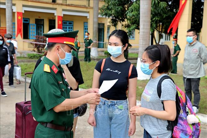 Ngày 20/4/2021, Bộ chỉ huy quân sự và Sở Y tế tỉnh Hòa Bình tổ chức trao Giấy chứng nhận hoàn thành thời gian cách ly y tế tập trung phòng chống dịch COVID-19 cho 62 công dân. Đây là số công dân Việt Nam trở về từ Mỹ ngày 6/4 vừa qua, nhập cảnh tại Sân bay Vân Đồn trên chuyến bay VN5417 và được cách ly ngay sau khi nhập cảnh tại Trung đoàn 814, tổ 14, phường Thịnh Lang, thành phố Hòa Bình, tỉnh Hòa Bình. Trong ảnh: Cán bộ chiến sỹ kiểm tra thông tin Giấy chứng nhận hoàn thành cách ly cho công dân. Ảnh: Thanh Hải - TTXVN Dịch COVID-19: Thêm 10 ca mắc mới, 15 bệnh nhân được công bố khỏi bệnh ảnh 1
