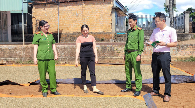 Chị Lê Thị Tuyết Nhung (sinh năm 1978), trú tại thôn 3, xã Nam Yang, Đăk Đoa, vui mừng được tiếp cận nguồn vốn theo Quyết định 22/2023/QĐ-TTg để phát triển kinh tế gia đình. Ảnh: Hoài Nam - TTXVN Làm lại cuộc đời nhờ vốn vay chính sách ở Gia Lai ảnh 3