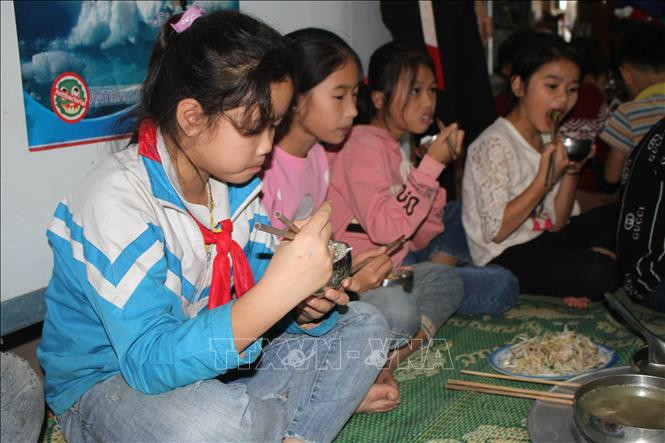 Bữa ăn trưa miễn phí của học sinh vùng cao tại nhà cô Nguyễn Thị Hạnh Nguyên. Ảnh: Hải Yến -TTXVN Giáo dục khởi sắc giáo dục ở huyện miền núi Nho Quan ảnh 3