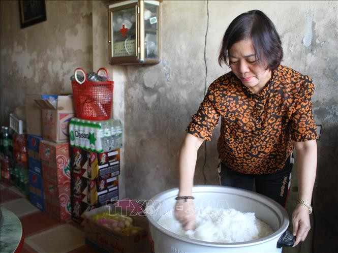 Cô Nguyễn Thị Hạnh Nguyên chuẩn bị bữa trưa cho học sinh. Ảnh: Hải Yến -TTXVN Giáo dục khởi sắc giáo dục ở huyện miền núi Nho Quan ảnh 2