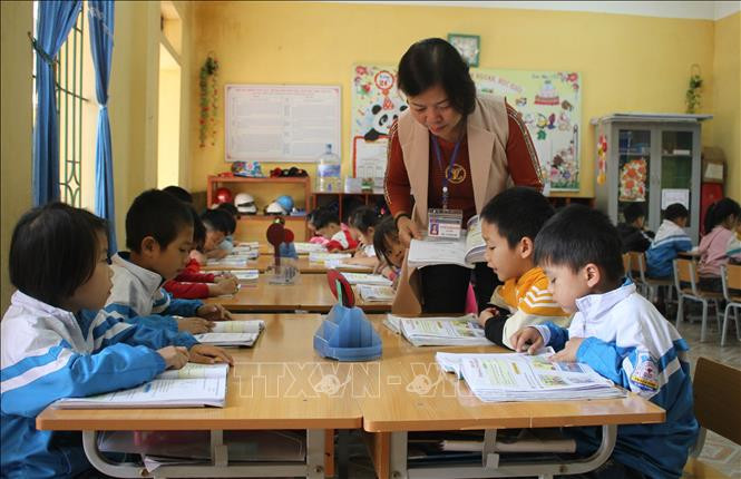 Cô giáo Nguyễn Thị Hạnh Nguyên, giáo viên trường Tiểu học Thạch Bình, huyện Nho Quan, tỉnh Ninh Bình đang giảng bài trên lớp. Ảnh: Hải Yến - TTXVN Giáo dục khởi sắc giáo dục ở huyện miền núi Nho Quan ảnh 1