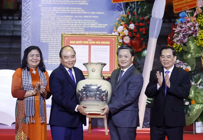 Chủ tịch nước Nguyễn Xuân Phúc dự Lễ Kỷ niệm 200 năm Ngày sinh Danh nhân Nguyễn Đình Chiểu ảnh 7
