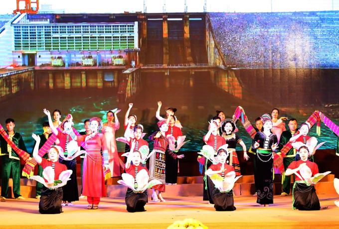 Chương trình nghệ thuật chào mừng hội thảo. Ảnh: Trọng Đức - TTXVN Hội thảo khoa học quốc gia “Chiến thắng Tây Bắc 1952 - Tầm vóc lịch sử và bài học kinh nghiệm” ảnh 7