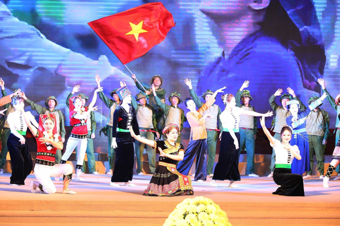 Chương trình nghệ thuật chào mừng hội thảo. Ảnh: Trọng Đức - TTXVN Hội thảo khoa học quốc gia “Chiến thắng Tây Bắc 1952 - Tầm vóc lịch sử và bài học kinh nghiệm” ảnh 6