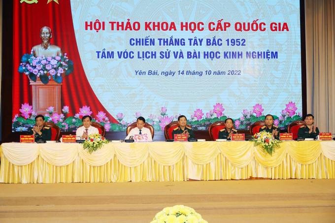 Các đồng chí chủ trì hội thảo. Ảnh: Trọng Đức - TTXVN Hội thảo khoa học quốc gia “Chiến thắng Tây Bắc 1952 - Tầm vóc lịch sử và bài học kinh nghiệm” ảnh 1