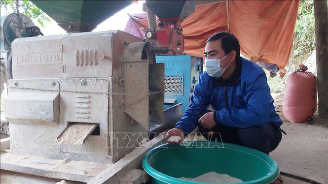 Đ/c Vầy Văn Tâm, Bí thư Chi bộ thôn Nà Tằm, xã Nậm Ban, huyện Mèo Vạc (Hà Giang) vui mừng khi điện về thôn sẽ giúp người dân phát triển kinh tế. Ảnh: Nguyễn Chiến-TTXVN Điện sáng về bản vùng cao Nà Tằm mừng Xuân mới ảnh 2