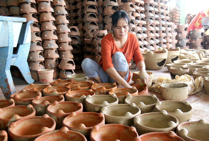 Sản phẩm gốm Chăm đã hoàn thiện với màu sắc đặc trưng sau công đoạn phết sơn. Ảnh: Nguyễn Thanh - TTXVN Chung tay gìn giữ, bảo tồn và phát huy di sản Nghệ thuật làm gốm Chăm ảnh 6